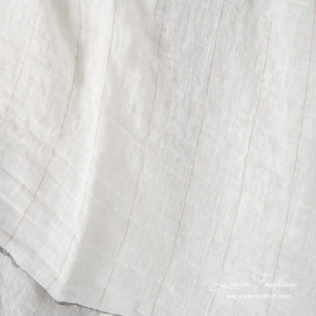 Tissu en gaze de lin écru à fines rayures grises lavées 1 Gauze linen fabric, white with grey stripe, washed
