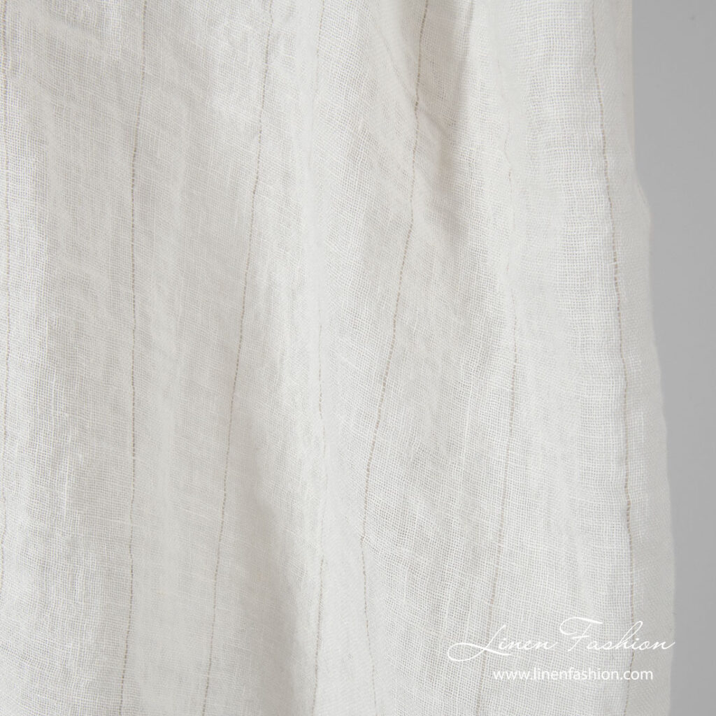 Tissu en gaze de lin écru à fines rayures grises lavées 2 Washed gauze linen fabric, white with thin stripe