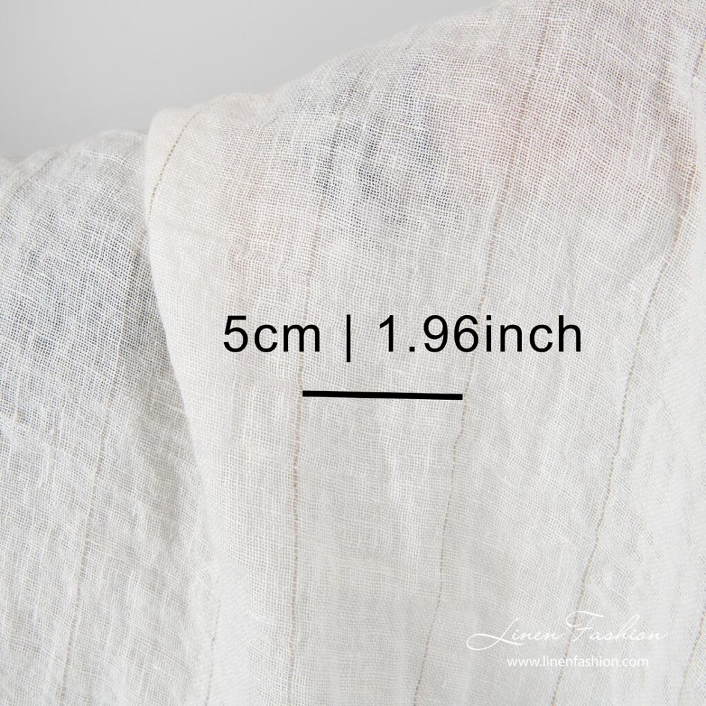 Tissu en gaze de lin écru à fines rayures grises lavées 3 White washed gauze fabric with thin stripe measures