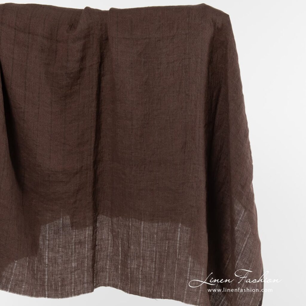 Tissu de lin lavé brun à rayures verticales 1 Brown linen fabric with vertical stripes.