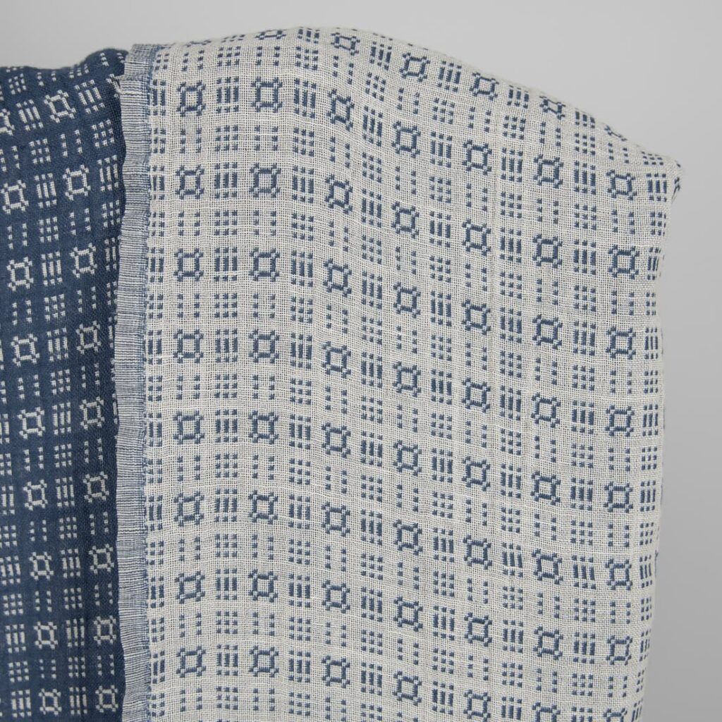 Tissu en coton lin lavé à motifs blanc cassé et bleu 2 Washed linen cotton fabric off-white and blue pattern white side