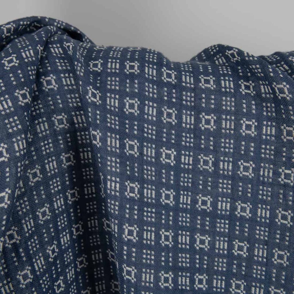 Tissu en coton lin lavé à motifs blanc cassé et bleu 3 Washed linen cotton fabric off-white and blue pattern blue side