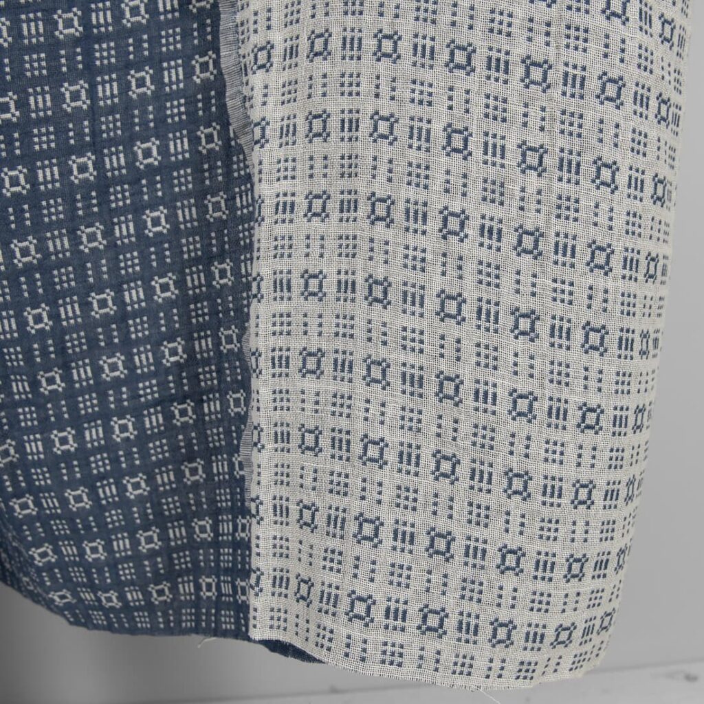 Tissu en coton lin lavé à motifs blanc cassé et bleu 4 Washed linen cotton fabric off-white and blue pattern product photo