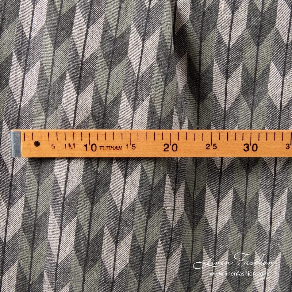 Tissu de lin gris avec motif géométrique 3 Tissu de lin gris avec motif géométrique – Image 3