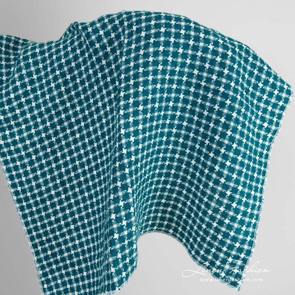 Tissu en lin lavé à motif pied-de-poule turquoise 1 Linen fabric in houndstooth pattern