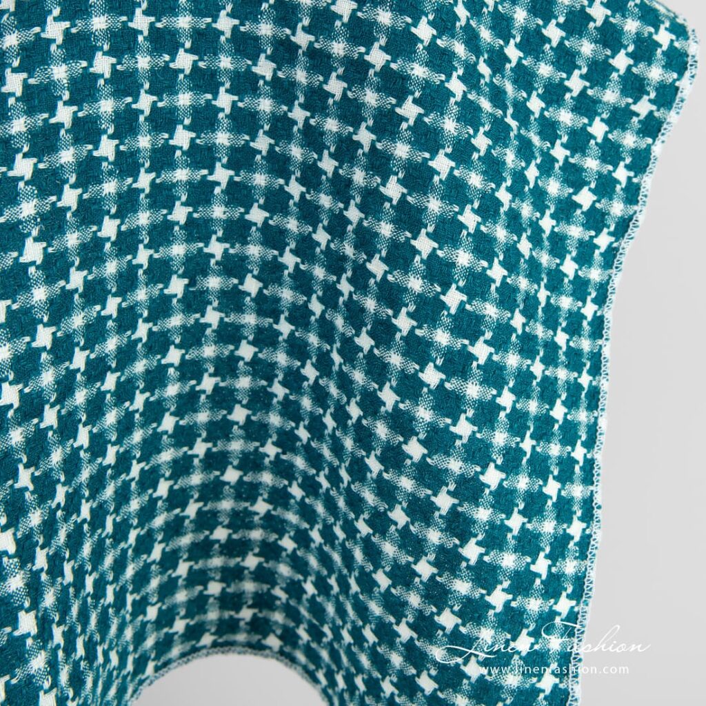 Tissu en lin lavé à motif pied-de-poule turquoise 2 Linen fabric in dark turquoise and off-white color