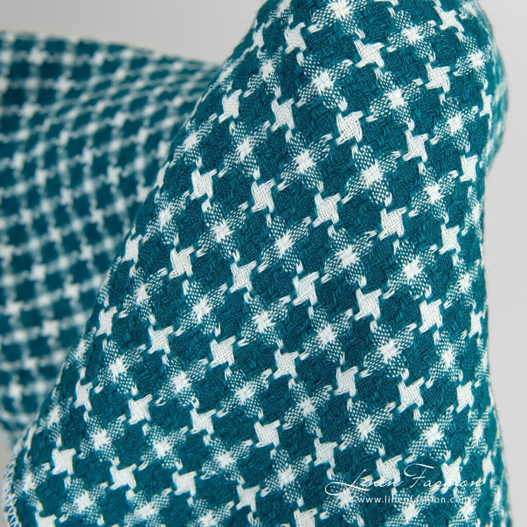 Tissu en lin lavé à motif pied-de-poule turquoise 4 Linen fabric in houndstooth