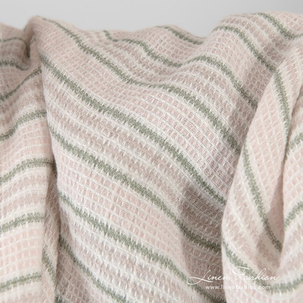 Tissu de lin rose rayé à motif gaufré lavé 3 Striped pink linen fabric in waffle pattern, washed