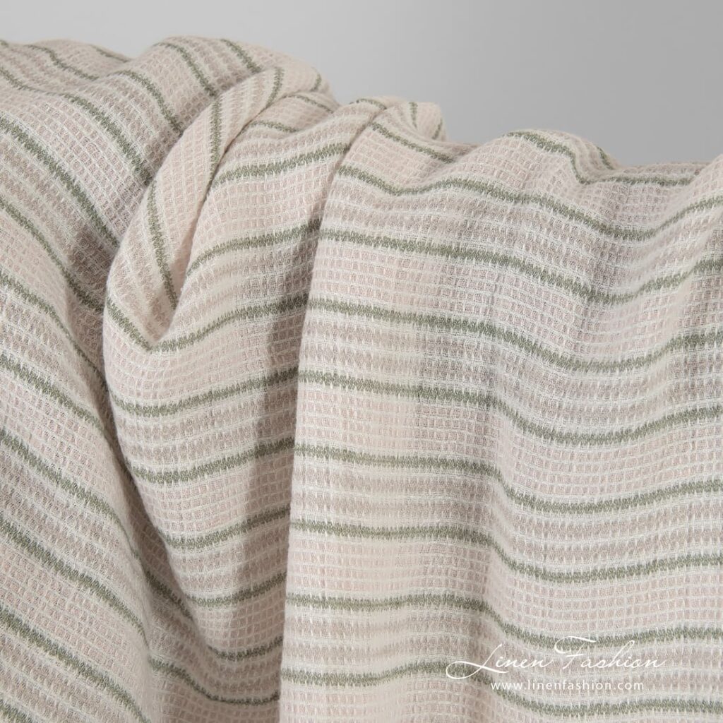Tissu de lin rose rayé à motif gaufré lavé 2 Striped pink linen fabric in waffle pattern