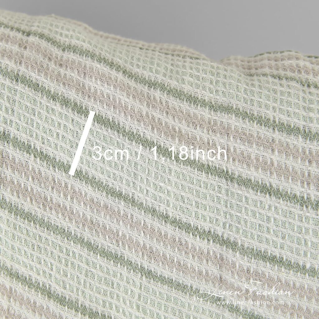 Tissu de lin rayé vert à motif gaufré, lavé 5 Linen fabric in horizontal stripes and waffle pattern
