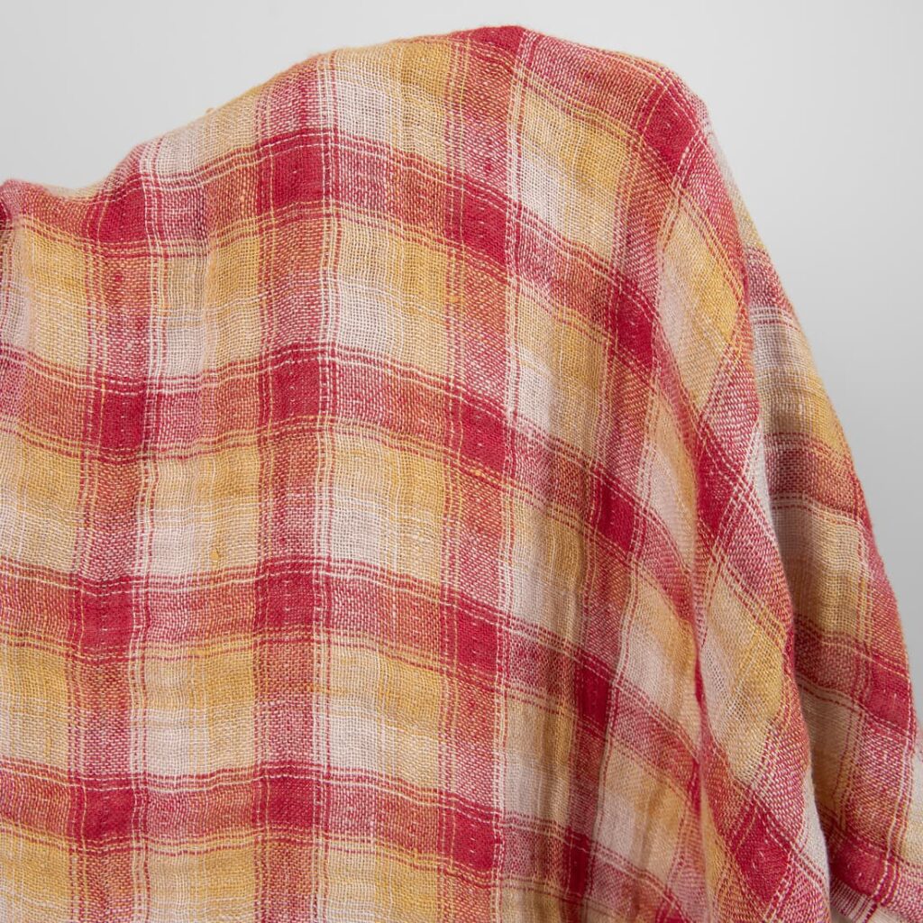 Tissu de lin lavé à carreaux rouges et jaunes double face 4 Washed linen fabric red yellow checks double-sided close up detail