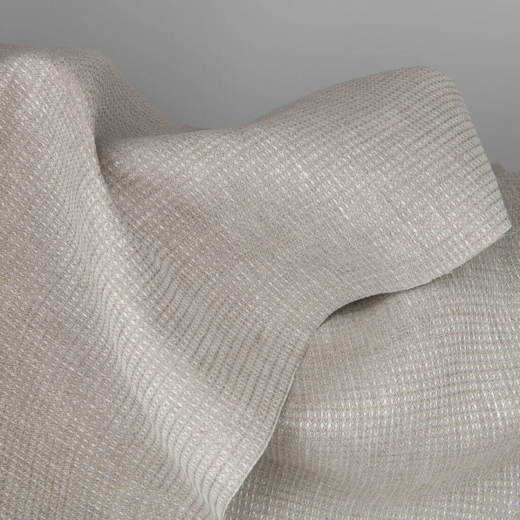 Tissu de lin gris clair à petits carreaux 2 Linen fabric made from grey (natural linen) and white yarns