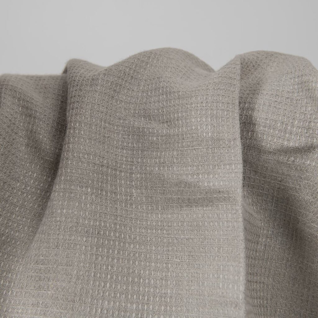 Tissu de lin à carreaux, coloris lin naturel gris 4 Checked linen fabric in grey natural flax colour texture