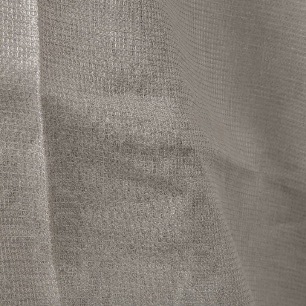 Tissu de lin à carreaux, coloris lin naturel gris 2 Checked linen fabric in grey natural flax colour close up detail
