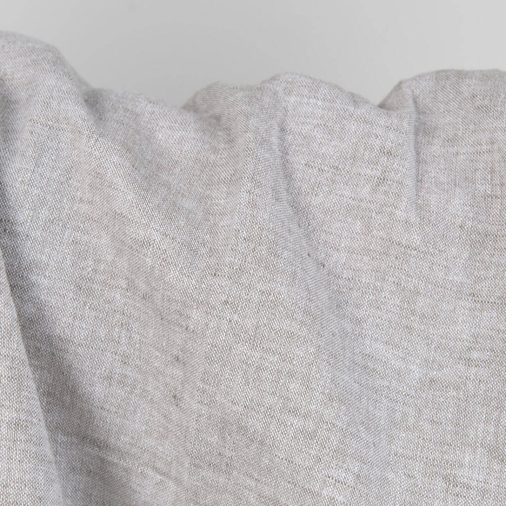 Tissu en coton lin lavé mélangé gris brun 3 Washed linen cotton fabric greyish brown melange close up detail