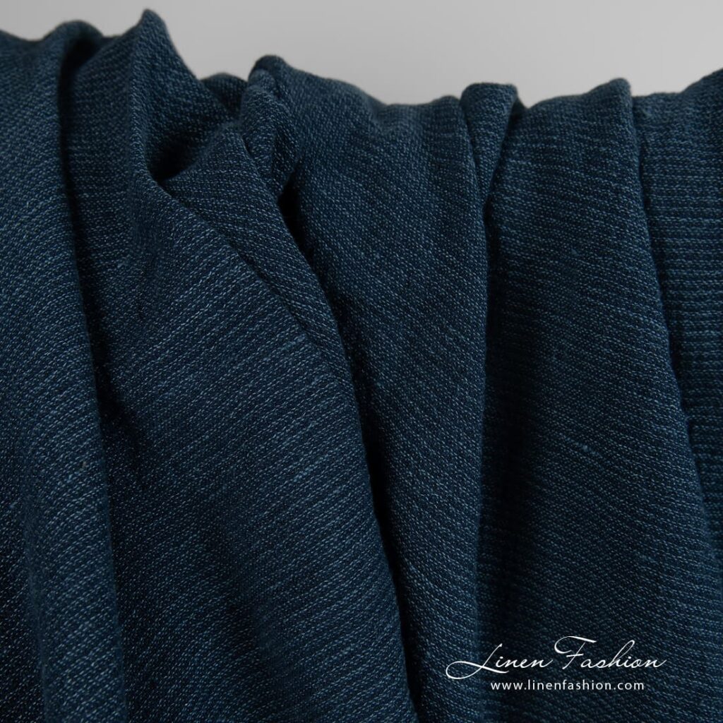 Tissu large en coton lin lavé bleu 2 Wide linen cotton fabric in blue, specially washed to increase softness