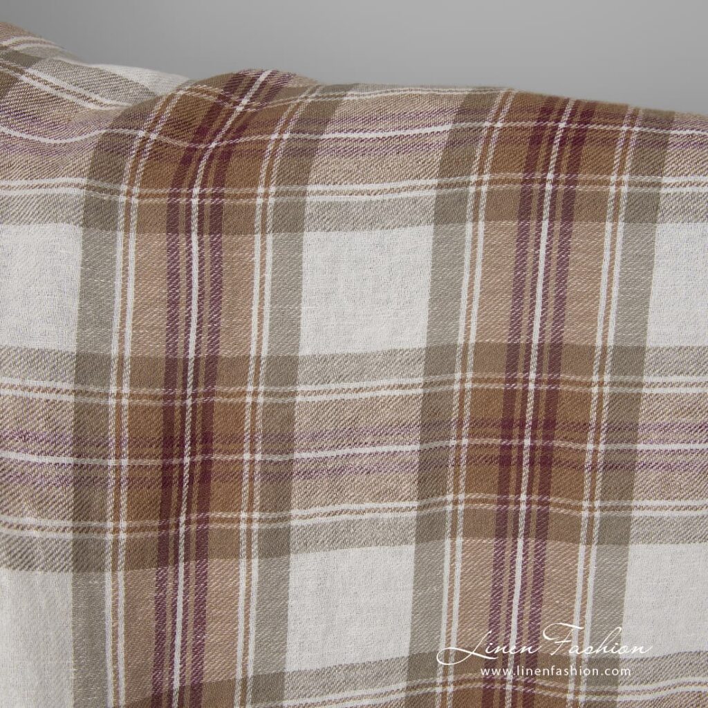 Tissu demi-lin lavé large blanc cassé à carreaux bruns 2 Wide washed half linen fabric off-white with brown checks close up detail