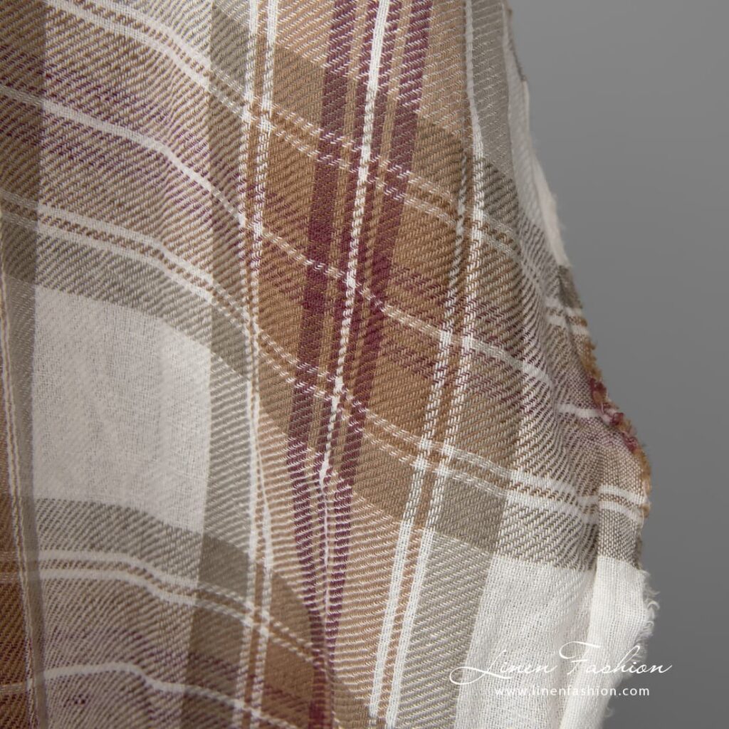 Tissu demi-lin lavé large blanc cassé à carreaux bruns 3 Wide washed half linen fabric off-white with brown checks edge