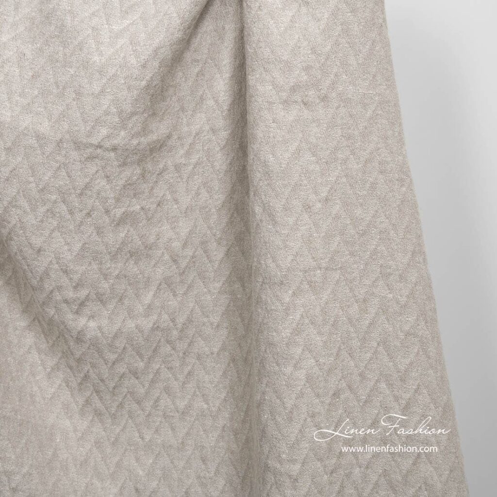 Tissu de lin gris clair à motif zig zag lavé 2 Tissu de lin gris clair à motif zig zag lavé – Image 2