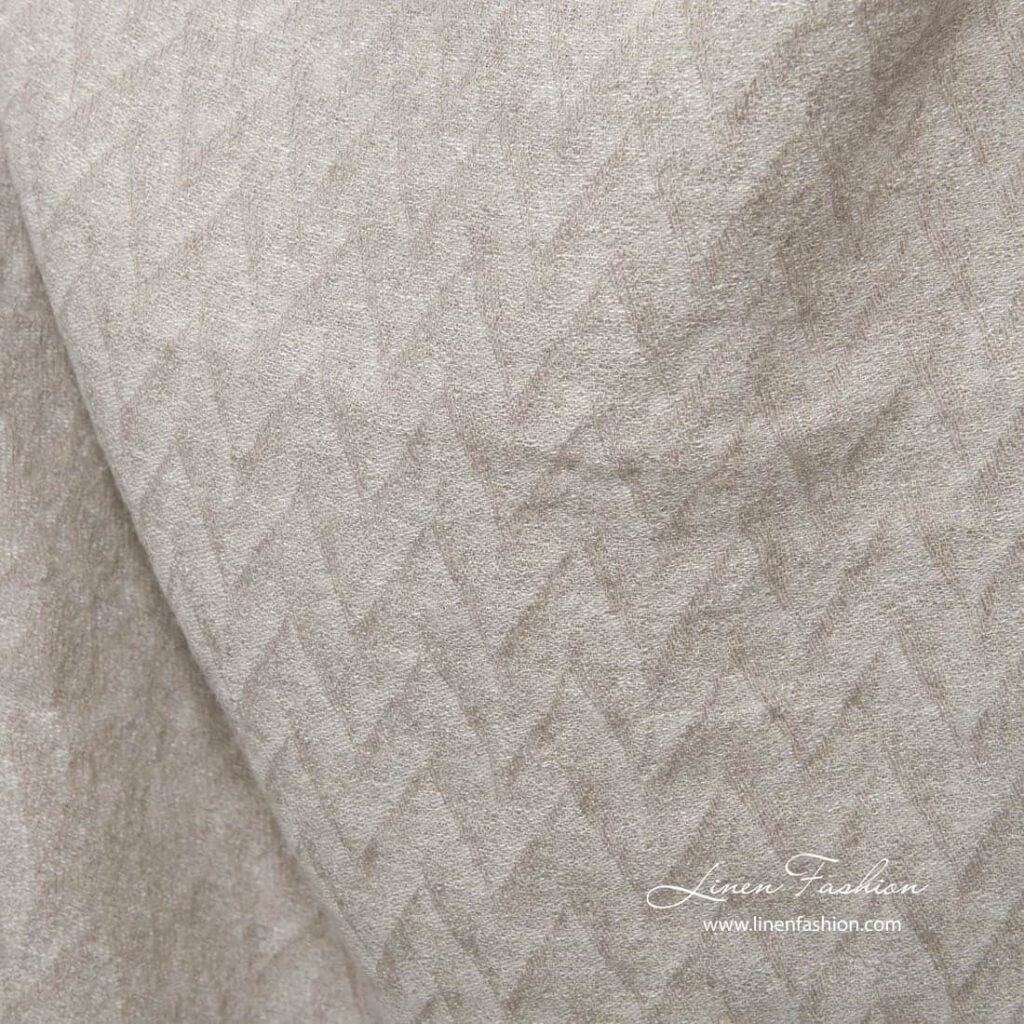 Tissu de lin gris clair à motif zig zag lavé 3 Tissu de lin gris clair à motif zig zag lavé – Image 3