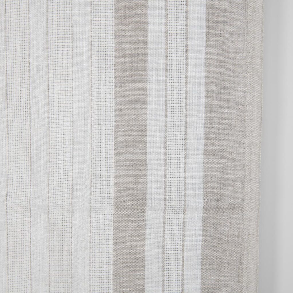 Tissu de lin blanc avec rayures en lin naturel non teinté 2 White linen fabric with undyed natural linen stripes close up photo