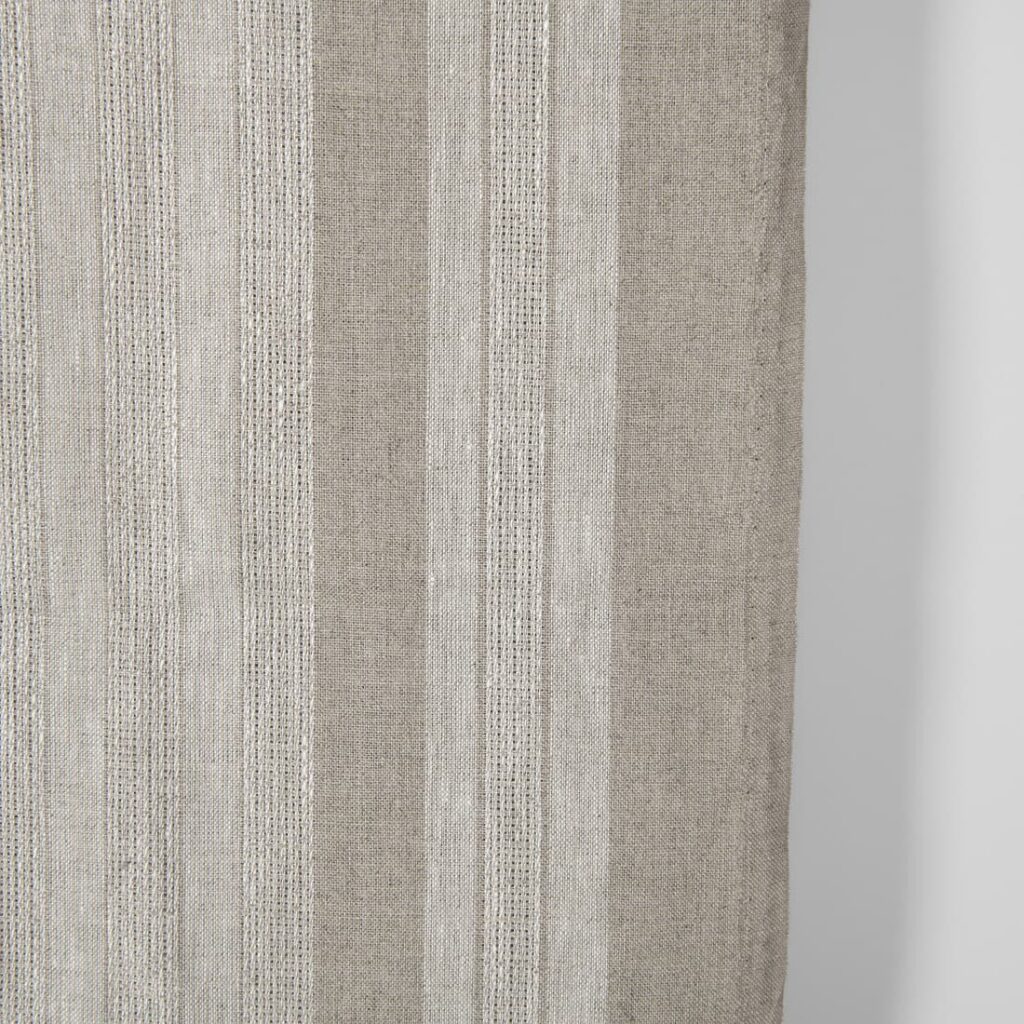Tissu étroit en lin beige naturel avec rayures 2 Narrow linen fabric natural beige with stripes close up detail