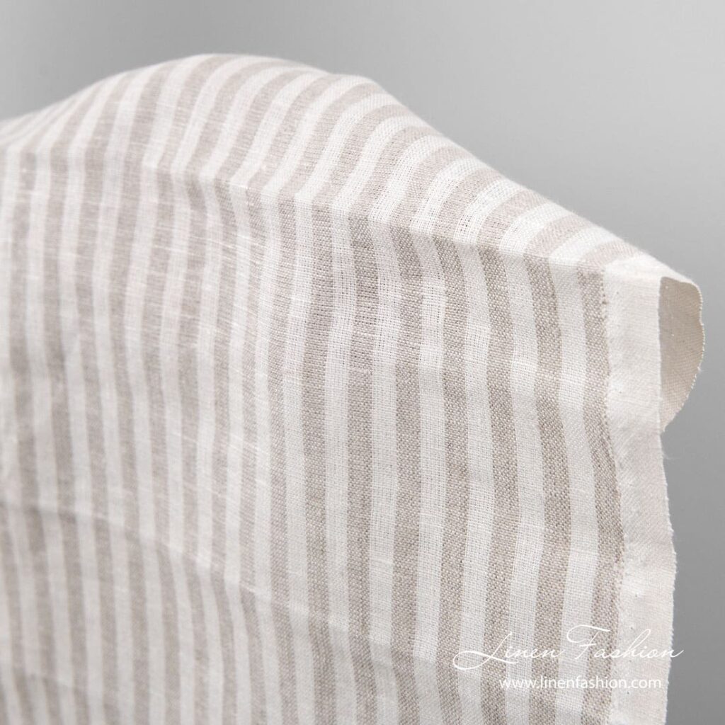 Tissu de lin étroit à rayures écrues et blanc cassé 1 Linen fabric for tea towels in white and flax color stripes