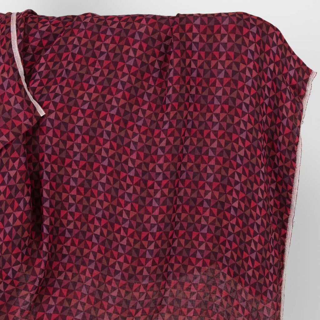 Tissu de lin Jacquard en triangles rouge foncé lavés 1 Jacquard linen fabric in dark red triangles washed