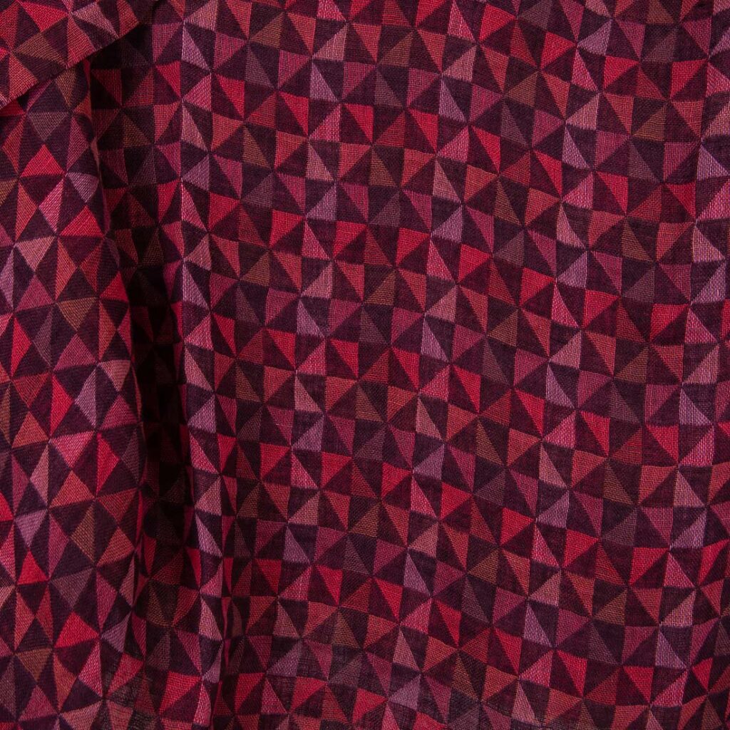 Tissu de lin Jacquard en triangles rouge foncé lavés 2 Jacquard linen fabric in dark red triangles washed, 100% linen