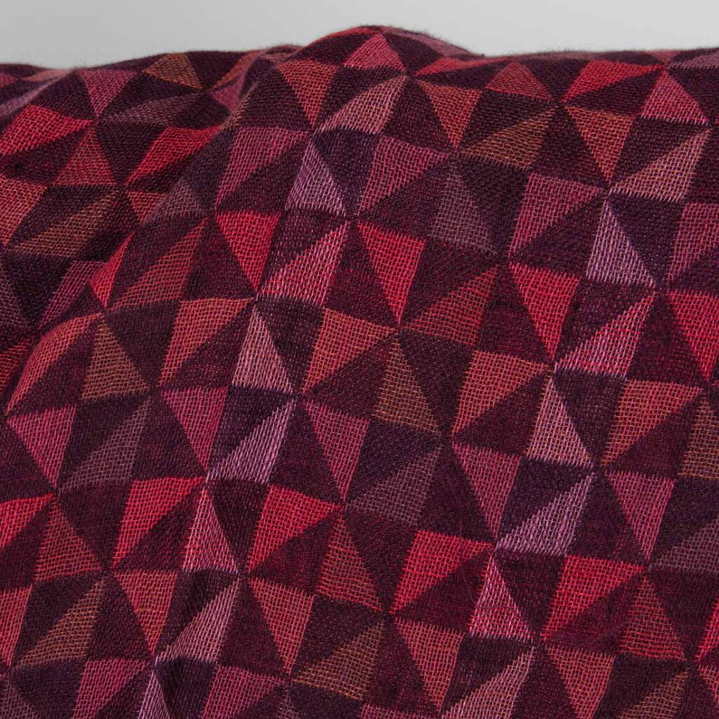 Tissu de lin Jacquard en triangles rouge foncé lavés 3 Jacquard linen fabric in dark red triangles washed, 145cm