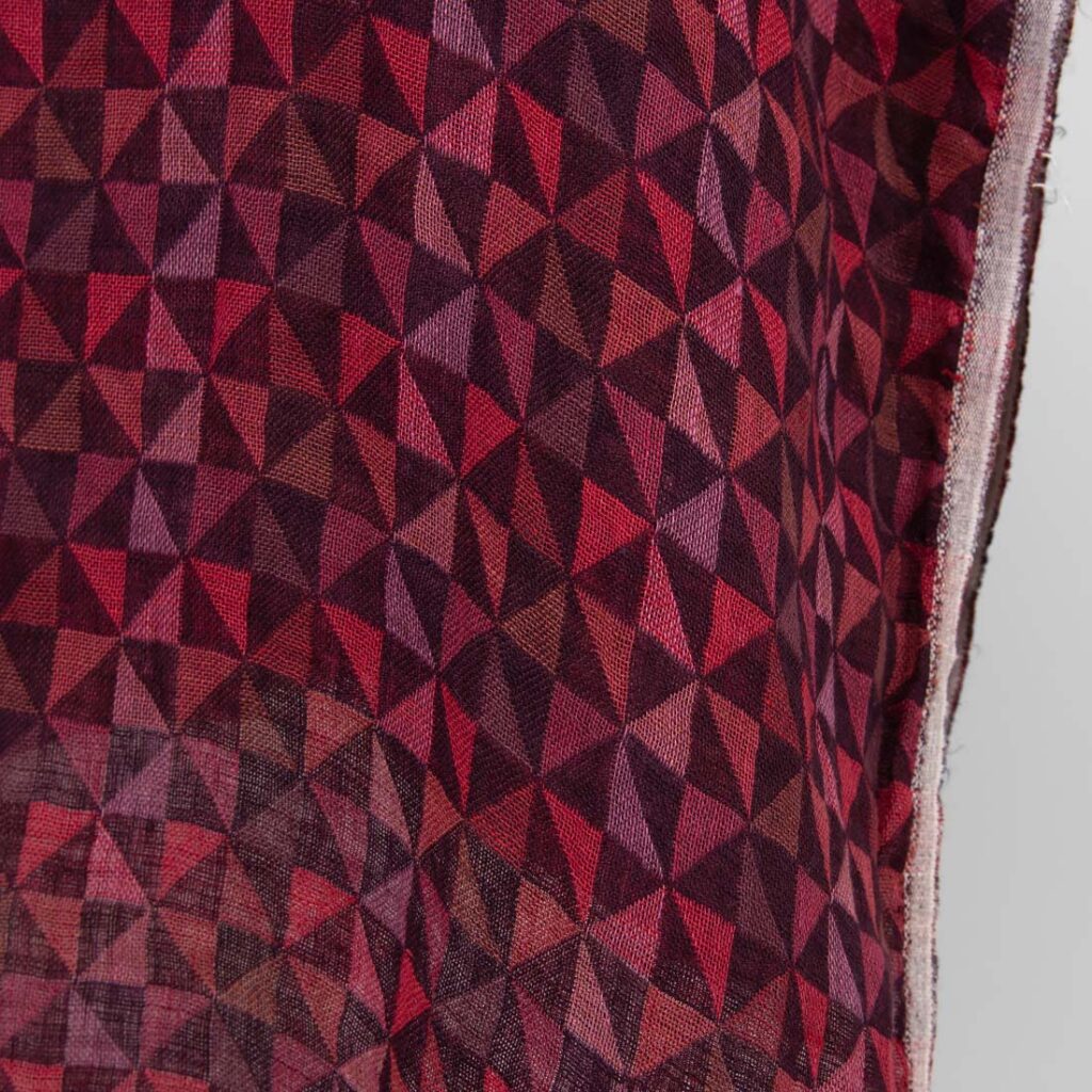 Tissu de lin Jacquard en triangles rouge foncé lavés 4 Jacquard linen fabric in dark red triangles washed, double-layer