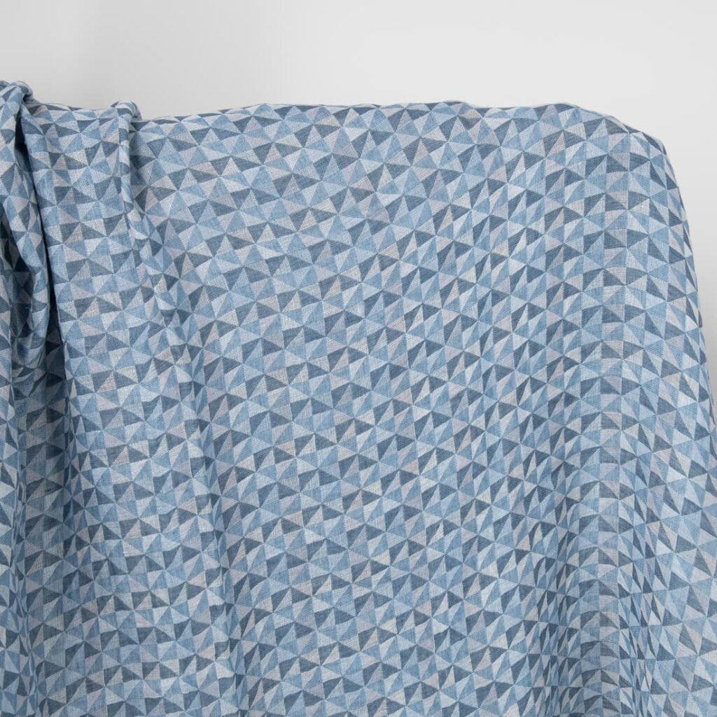 Tissu de lin lavé en triangles bleus 1 Washed linen fabric in blue triangles