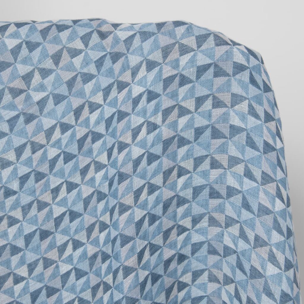 Tissu de lin lavé en triangles bleus 2 Washed linen fabric in blue triangles product photo