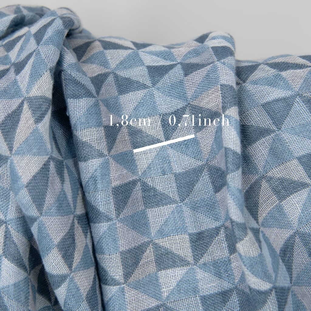 Tissu de lin lavé en triangles bleus 4 Washed linen fabric in blue triangles with measurements