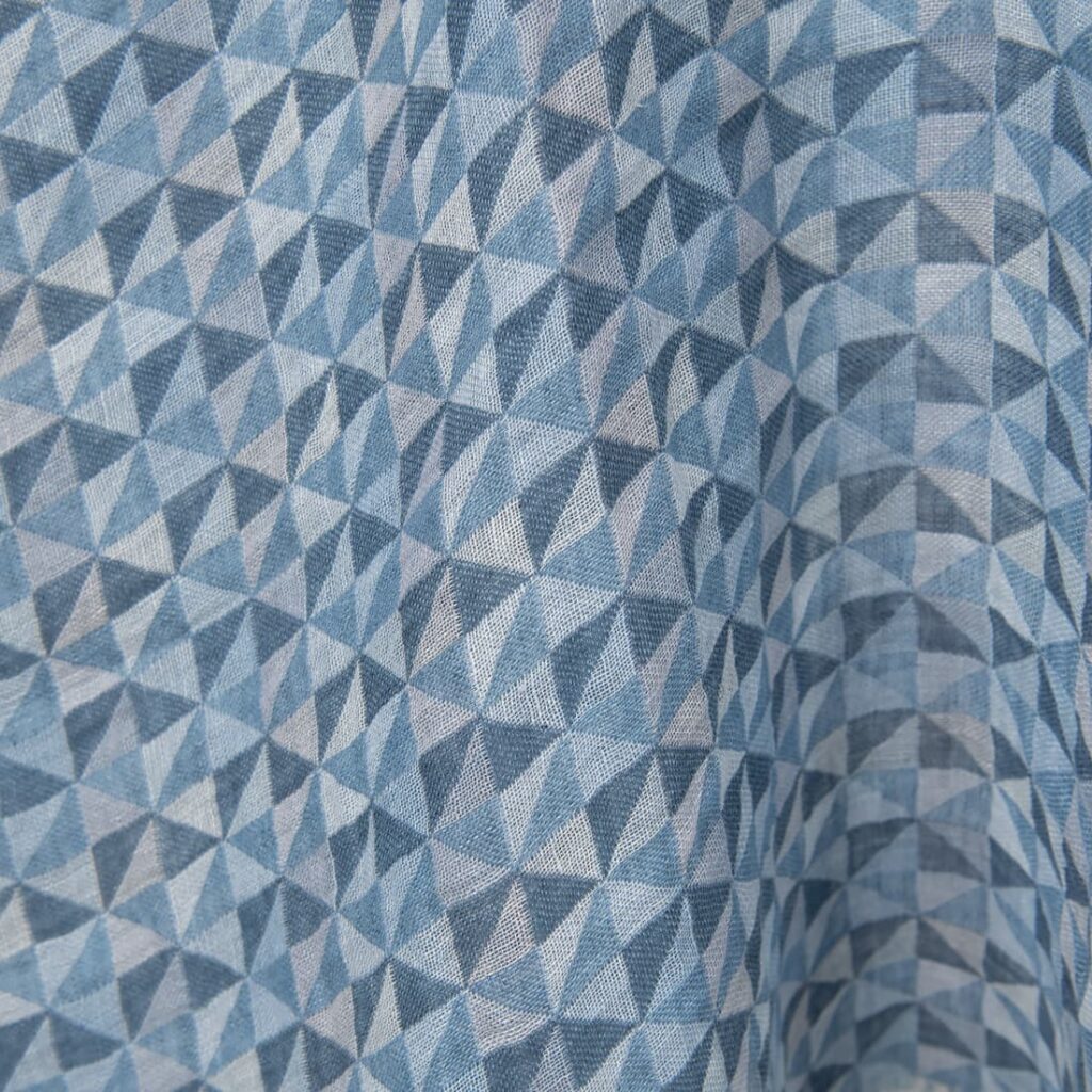 Tissu de lin lavé en triangles bleus 3 Washed linen fabric in blue triangles close up detail