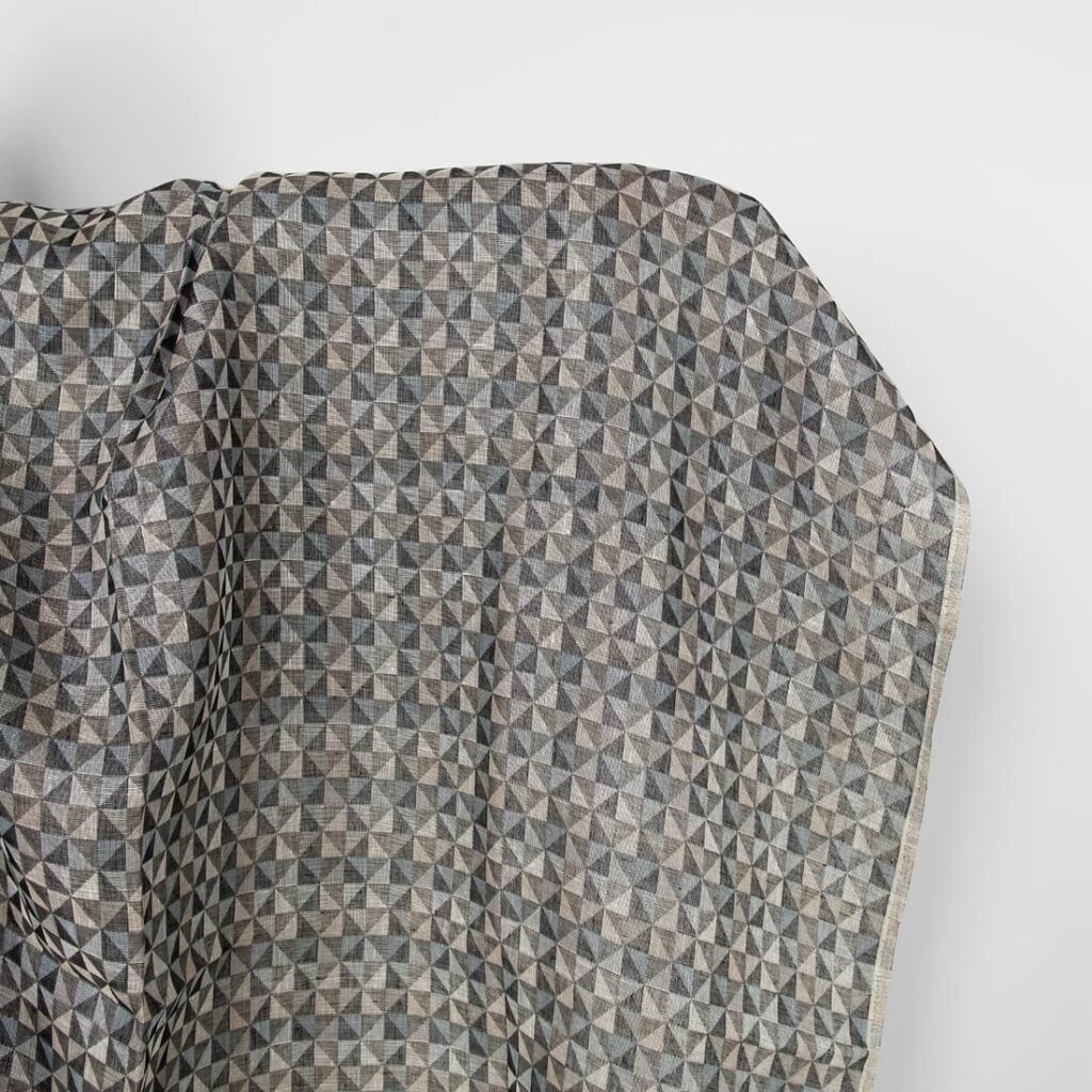 Tissu de lin noir et gris jacquard à motif triangulaire 1 Tissu de lin noir et gris jacquard à motif triangulaire