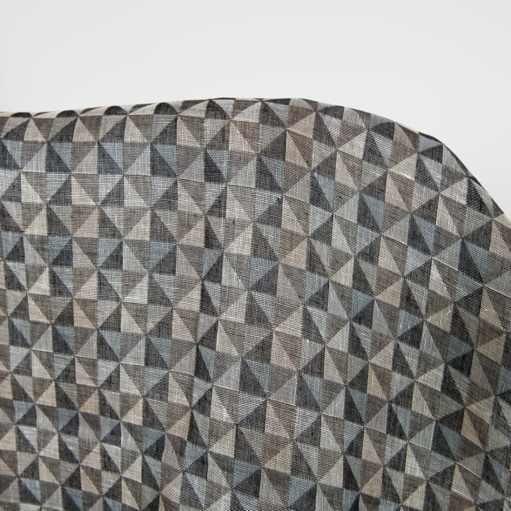 Tissu de lin noir et gris jacquard à motif triangulaire 2 Tissu de lin noir et gris jacquard à motif triangulaire – Image 2