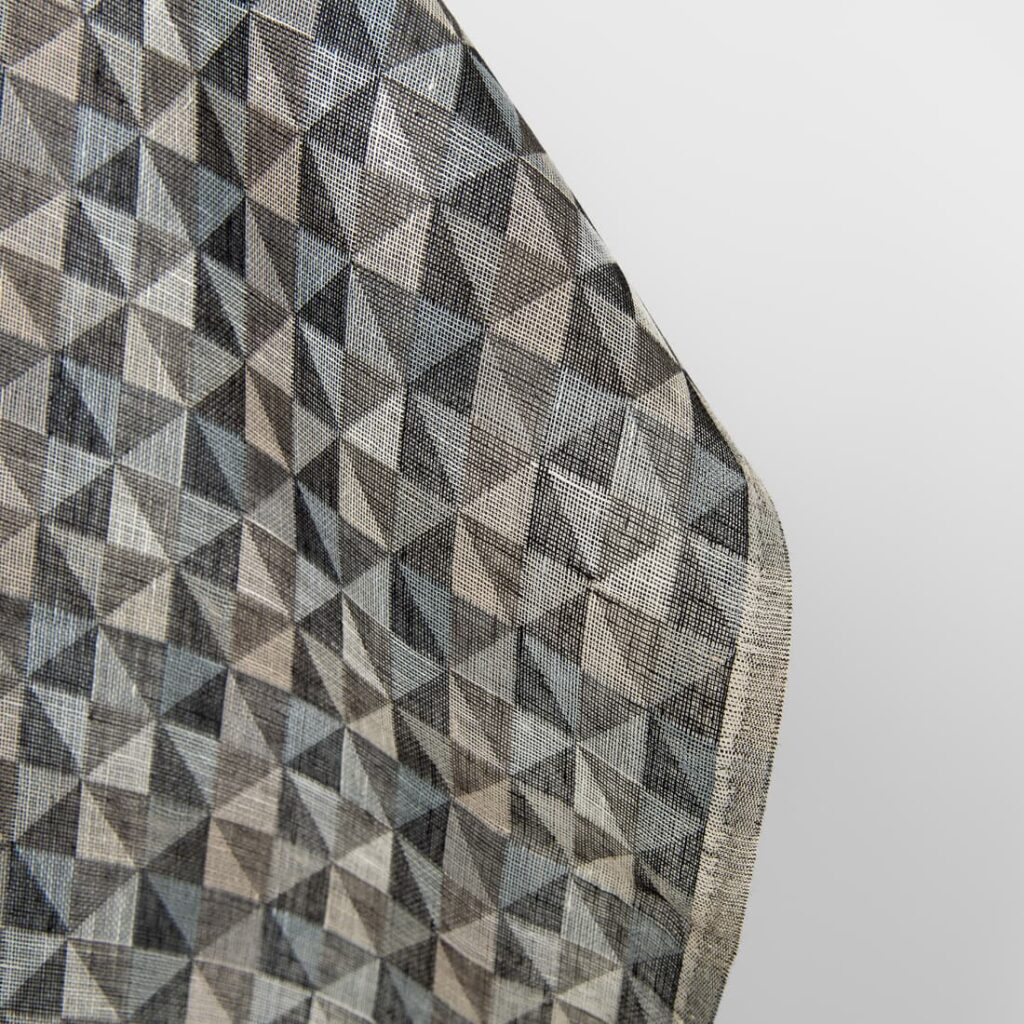 Tissu de lin noir et gris jacquard à motif triangulaire 3 Tissu de lin noir et gris jacquard à motif triangulaire – Image 3