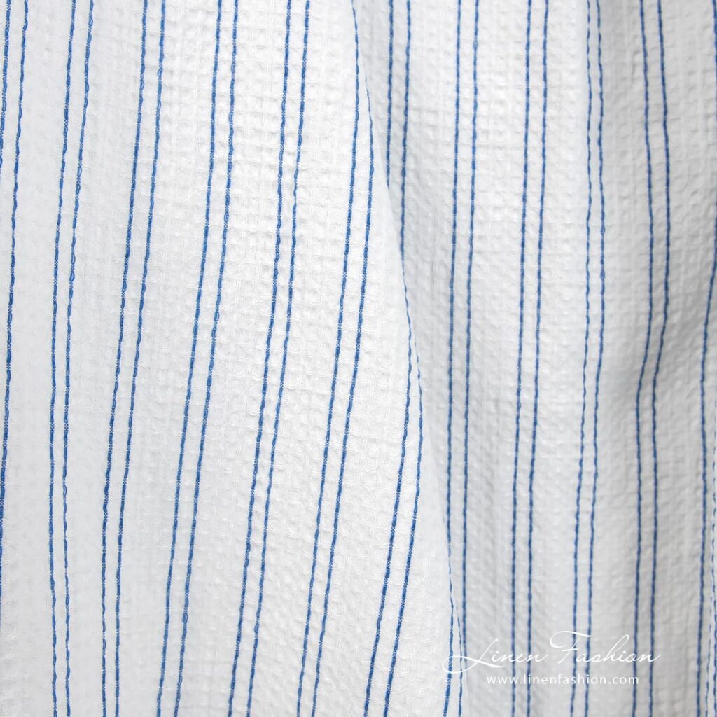 Tissu coton chanvre à rayures bleues lavées 2 Cotton hemp fabric in blue stripes, specially washed to increase softness