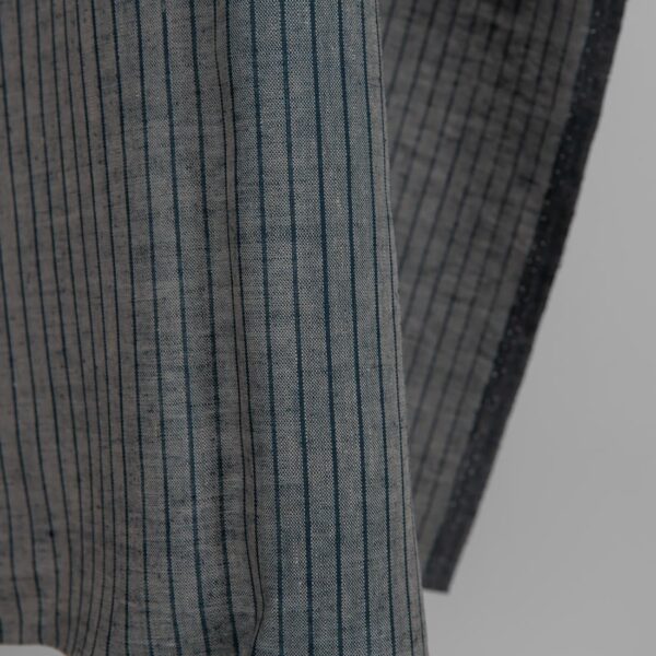 Tissu de lin rayé gris et bleu-noir – Image 2