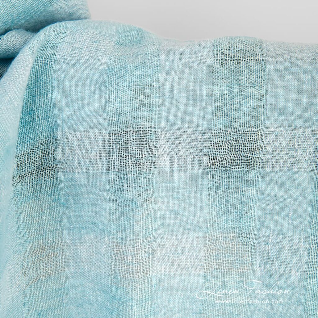 Tissu de lin bleu clair à carreaux transparents lavés 2 Linen fabric in light blue and light turquoise melange