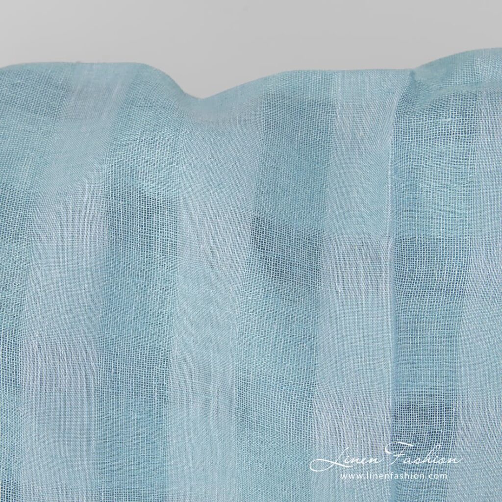 Tissu de lin à carreaux de couleur aigue-marine 2 Aquamarine coloured linen fabric.