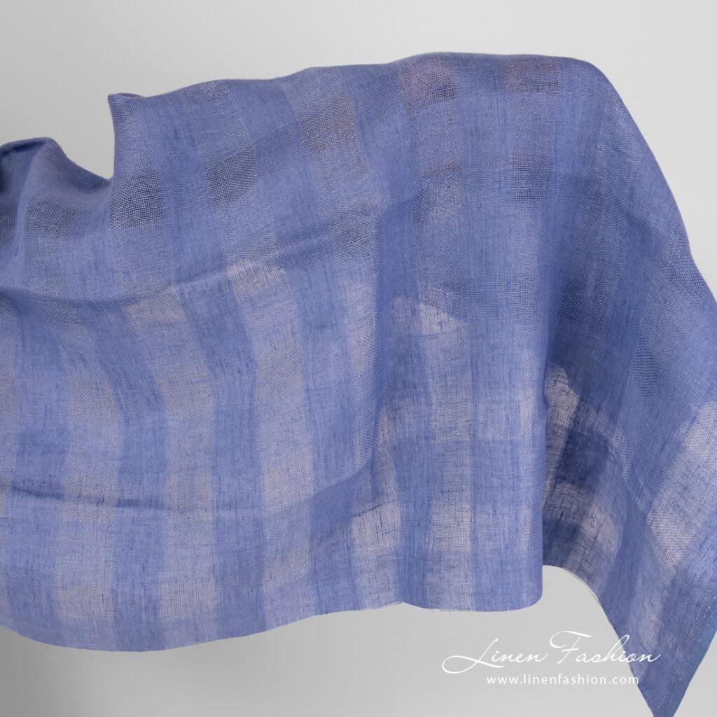 Tissu de lin à carreaux bleu violet 1 Linen fabric in violet blue checks.