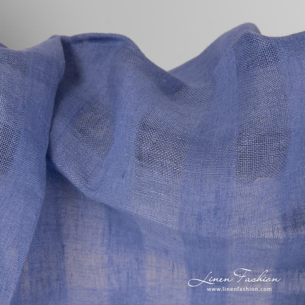 Tissu de lin à carreaux bleu violet 2 Checked linen fabric in violet blue.