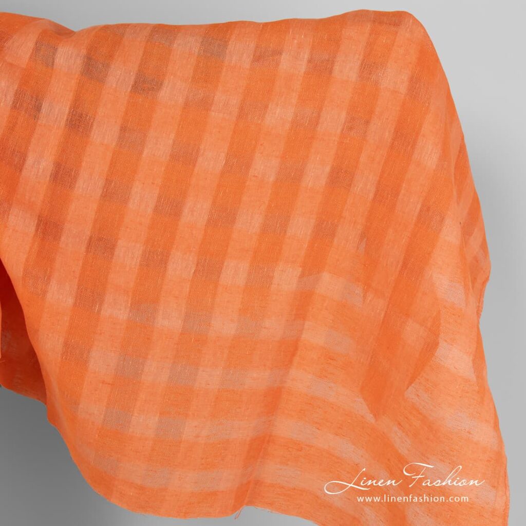 Tissu de lin à carreaux transparents orange pêche 1 Linen fabric in peachy orange sheer checks.