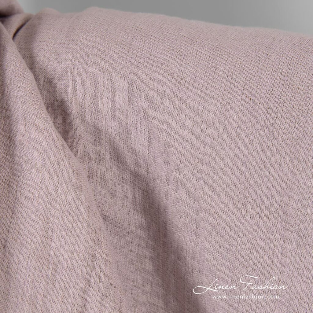 Tissu en lin lavé double face lilas et marron 4 Linen fabric woven in light lilac and light brown colors