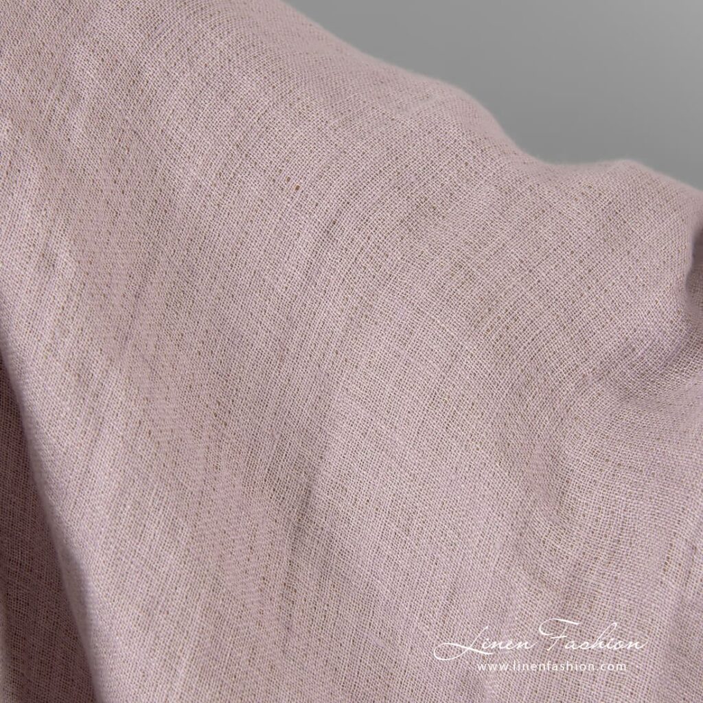 Tissu en lin lavé double face lilas et marron 3 Double-sided linen fabric in lilac and brown colors, perfect for clothes and home textile