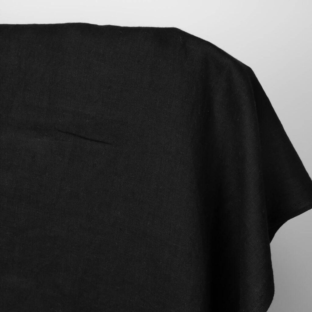 Tissu en lin lavé, coloris noir uni 2 Washed linen fabric solid black colour product photo