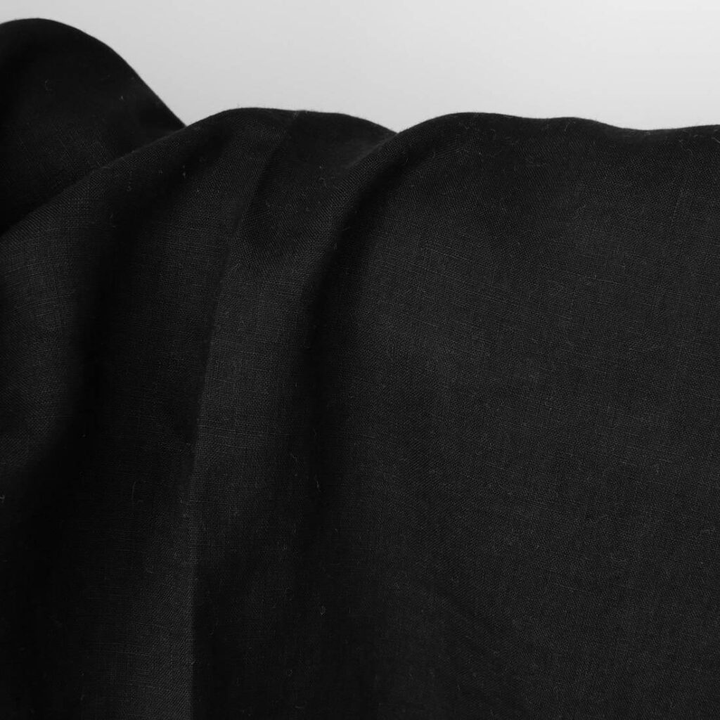 Tissu en lin lavé, coloris noir uni 3 Washed linen fabric solid black colour close up view