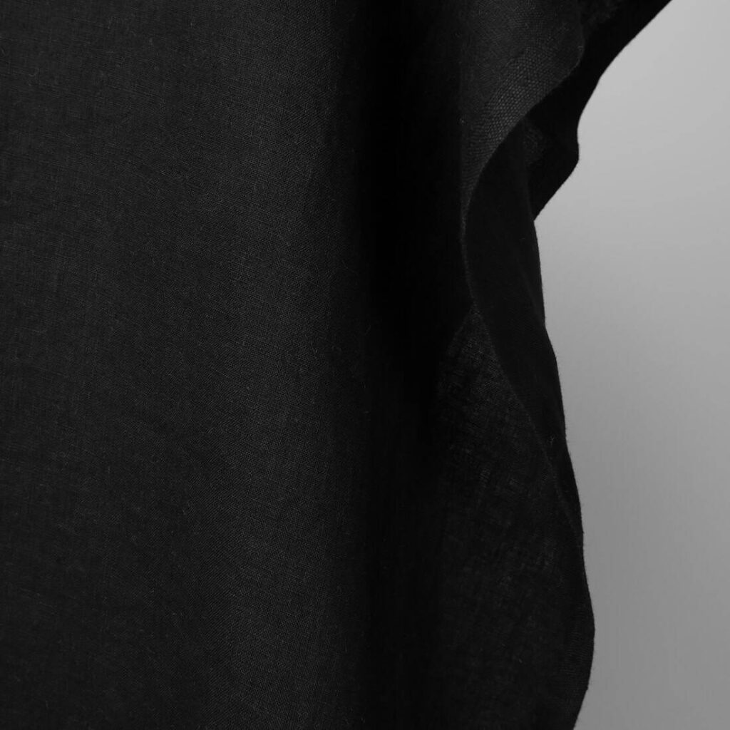 Tissu en lin lavé, coloris noir uni 4 Washed linen fabric solid black colour edge